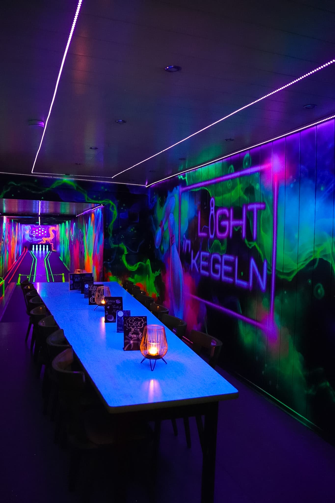 Die Schwarzlicht-Kegelbahn von Light in Kegeln — leuchtende Bahnen, Graffiti-Wände und Neon-Atmosphäre